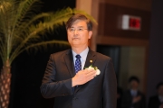 국기에 대한 경례를 하고 있는 서승환 장관